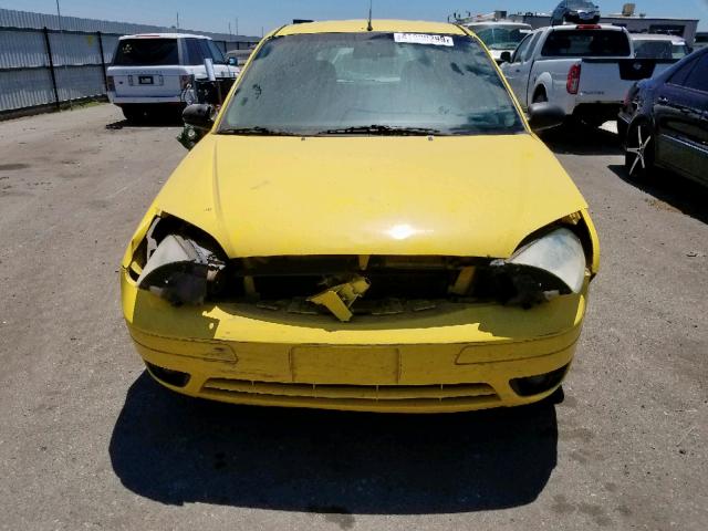 3FAFP37N95R119641 - 2005 FORD FOCUS ZX5 YELLOW photo 9