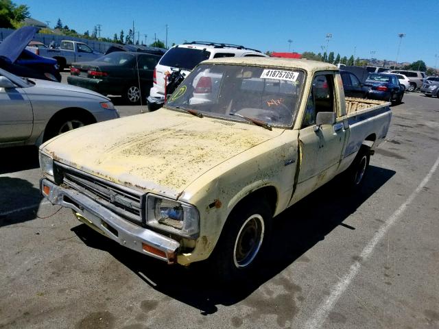 JT4RN34D2C0050846 - 1982 TOYOTA PICKUP 1/2 YELLOW photo 2