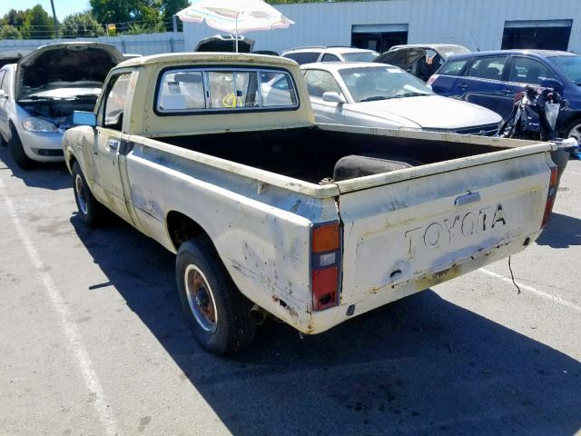 JT4RN34D2C0050846 - 1982 TOYOTA PICKUP 1/2 YELLOW photo 3