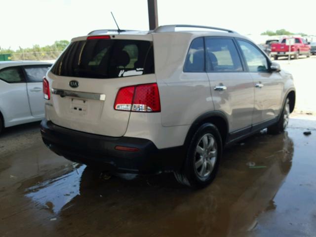 5XYKT3A13BG154384 - 2011 KIA SORENTO BA WHITE photo 4