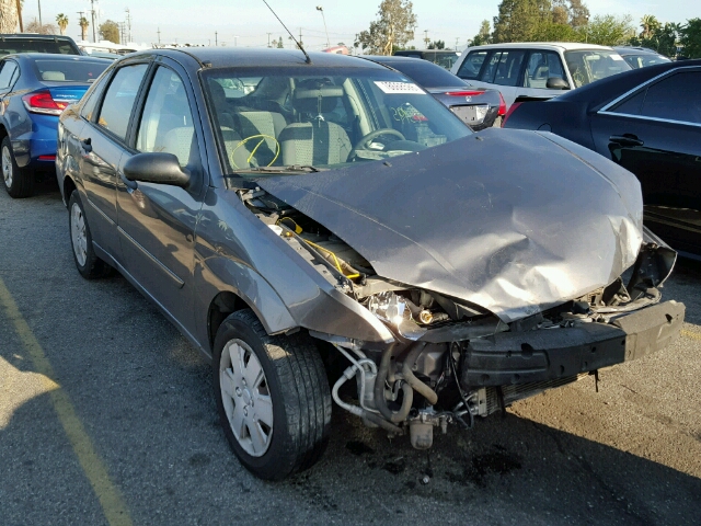 1FAFP34NX6W200764 - 2006 FORD FOCUS ZX4 GRAY photo 1