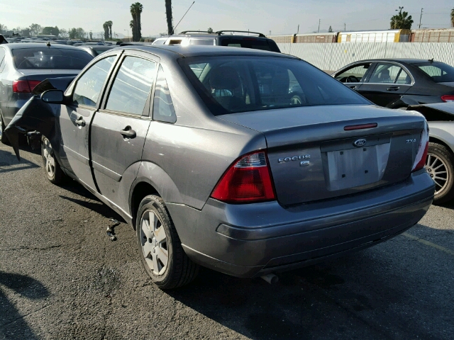 1FAFP34NX6W200764 - 2006 FORD FOCUS ZX4 GRAY photo 3