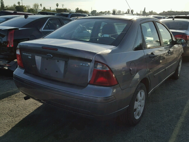 1FAFP34NX6W200764 - 2006 FORD FOCUS ZX4 GRAY photo 4