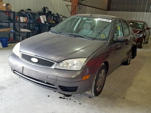 1FAHP34N87W240948 - 2007 FORD FOCUS ZX4 GRAY photo 2