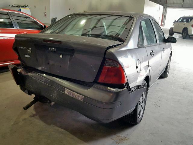 1FAHP34N87W240948 - 2007 FORD FOCUS ZX4 GRAY photo 4