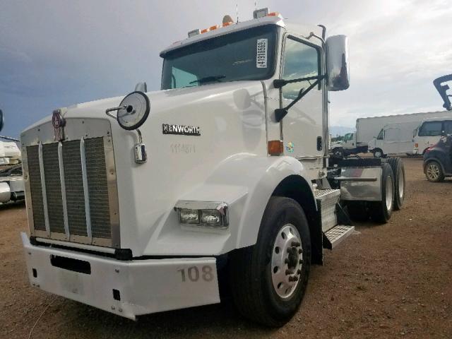 1XKDD49X5AJ271732 - 2010 KENWORTH CONSTRUCTI WHITE photo 2