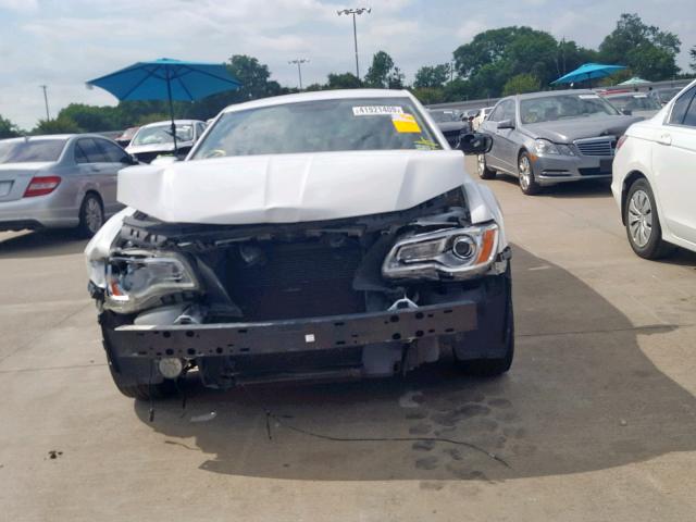 2C3CA5CG7BH592029 - 2011 CHRYSLER 300 LIMITE WHITE photo 9