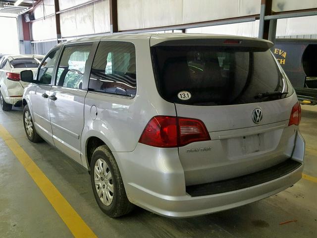 2V4RW4DG6BR621956 - 2011 VOLKSWAGEN ROUTAN S SILVER photo 3