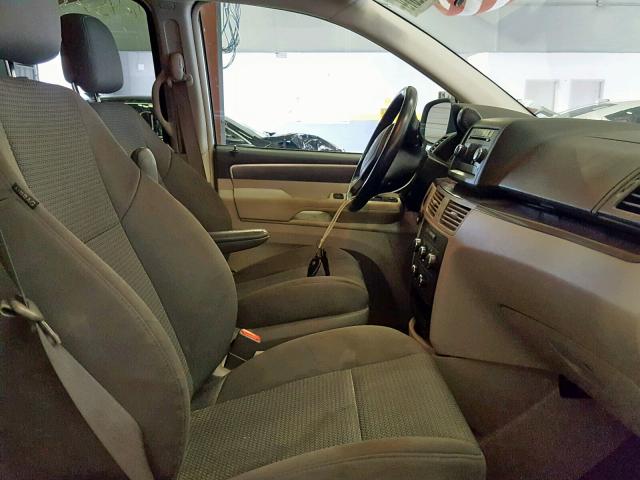 2V4RW4DG6BR621956 - 2011 VOLKSWAGEN ROUTAN S SILVER photo 5