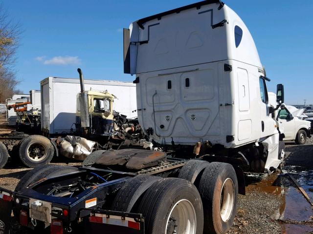 1FUJGLBG0HLJH7366 - 2017 FREIGHTLINER CASCADIA 1 WHITE photo 4