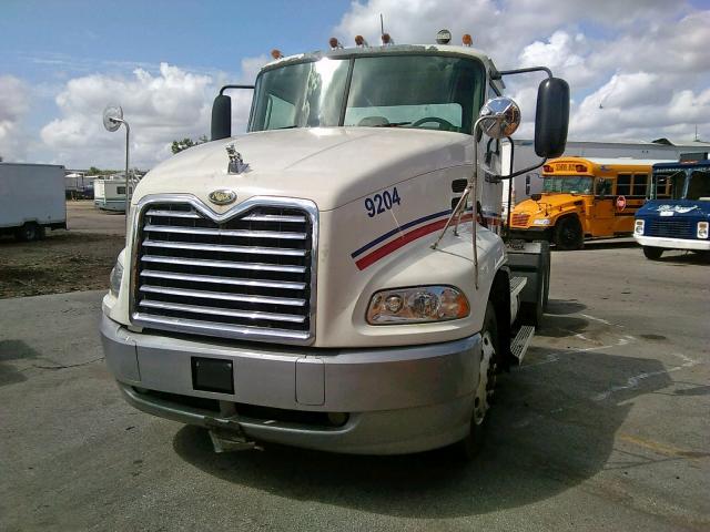 1M1AK06Y27N017889 - 2007 MACK 600 CXN600 WHITE photo 2