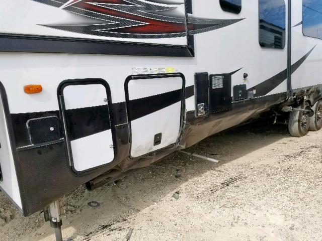 5ZT3ST9F8HG301150 - 2017 WILDWOOD 5TH WHEEL WHITE photo 9