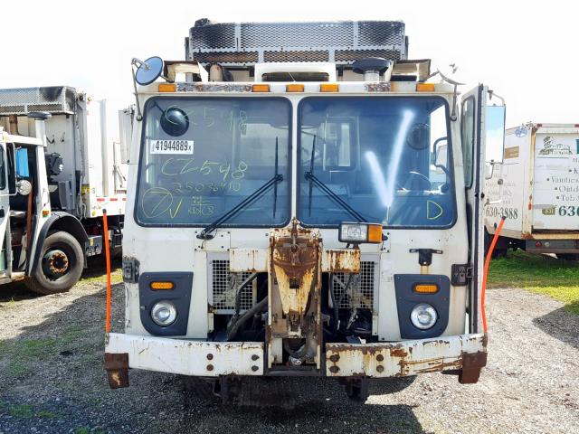 1M2AU04C49M002638 - 2009 MACK 600 LEU600 WHITE photo 9