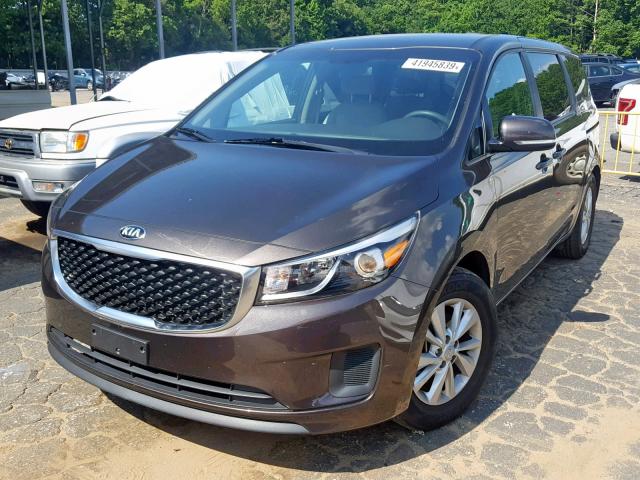 KNDMB5C18H6233050 - 2017 KIA SEDONA LX BROWN photo 2