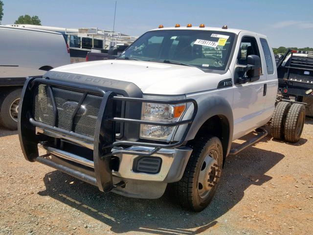 1FD0X5GY2CEB23015 - 2012 FORD F550 SUPER WHITE photo 2