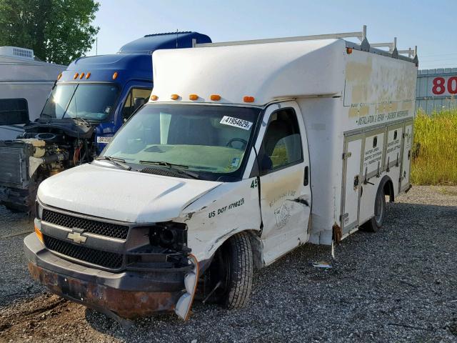 1GBJG31U271214242 - 2007 CHEVROLET EXPRESS CU WHITE photo 2