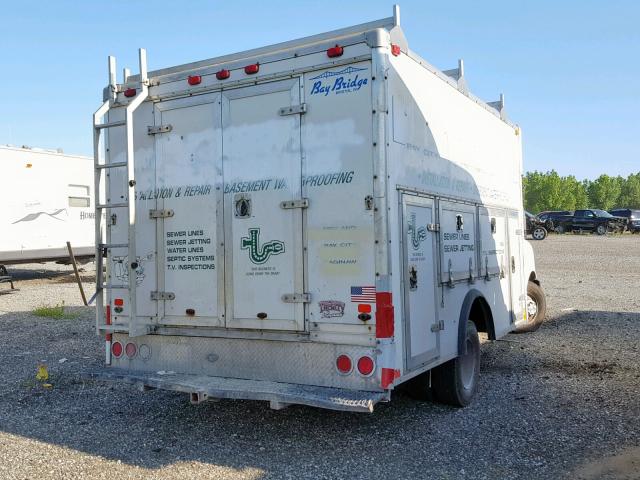 1GBJG31U271214242 - 2007 CHEVROLET EXPRESS CU WHITE photo 4