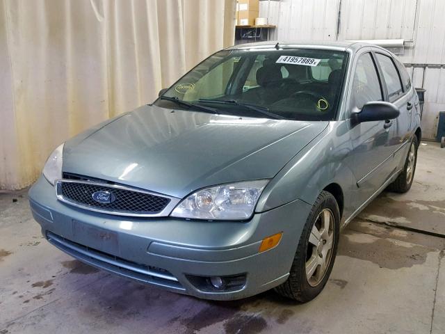 3FAFP37N65R133559 - 2005 FORD FOCUS ZX5 GREEN photo 2