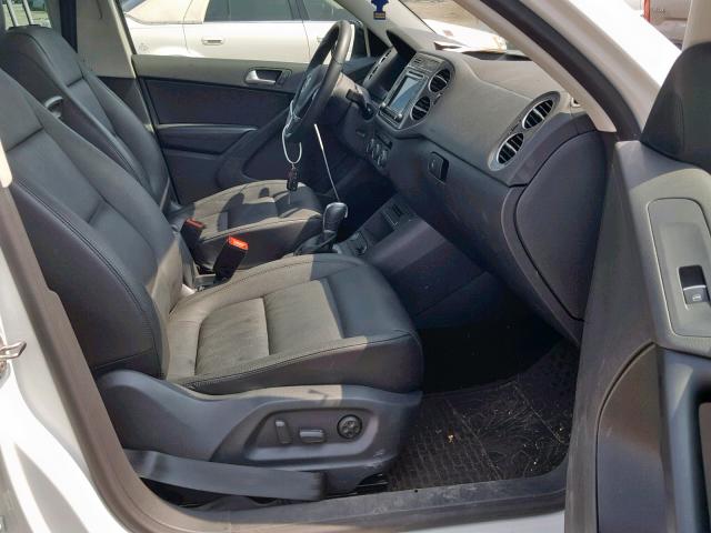 WVGUV7AX1HK022740 - 2017 VOLKSWAGEN TIGUAN SPO თეთრი ფოტო 5