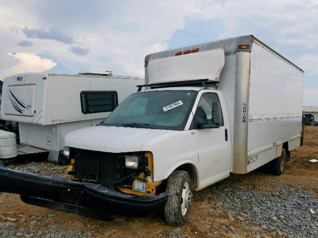 1GDJG31K681907726 - 2008 GMC SAVANA CUT WHITE photo 2