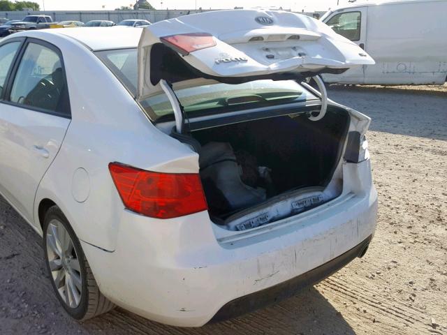 KNAFW4A35B5392260 - 2011 KIA FORTE SX WHITE photo 9