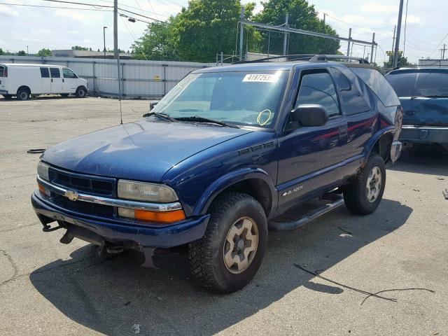 1GNCT18WX2K132426 - 2002 CHEVROLET BLAZER BLUE photo 2