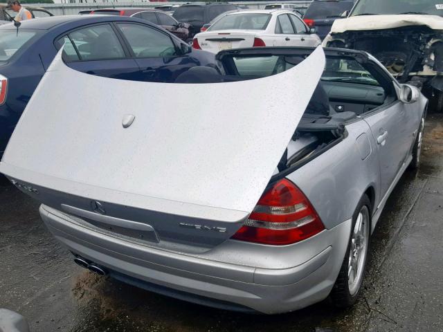 WDBKK66FX2F241404 - 2002 MERCEDES-BENZ SLK 32 AMG SILVER photo 4