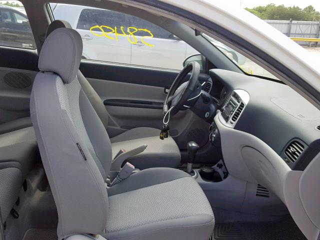 KMHCN36C27U023165 - 2007 HYUNDAI ACCENT SE WHITE photo 5