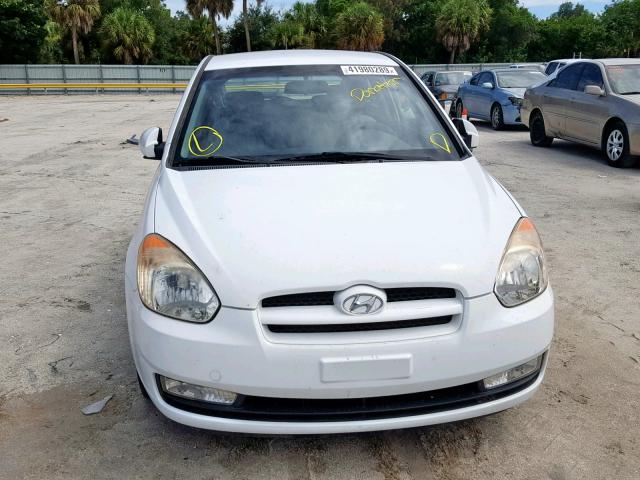 KMHCN36C27U023165 - 2007 HYUNDAI ACCENT SE WHITE photo 9