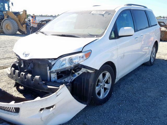 5TDKK3DC7FS571452 - 2015 TOYOTA SIENNA LE WHITE photo 2