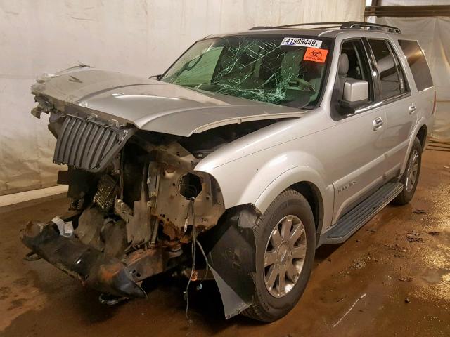 5LMFU28RX4LJ10788 - 2004 LINCOLN NAVIGATOR SILVER photo 2