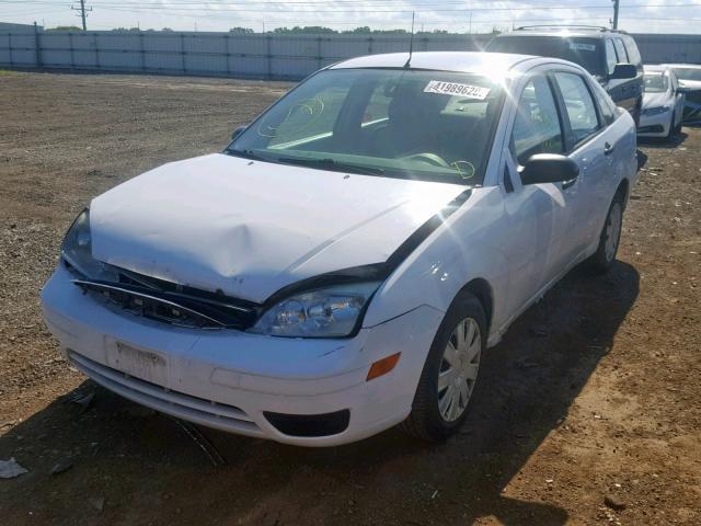 1FAFP34N45W304245 - 2005 FORD FOCUS ZX4 WHITE photo 2