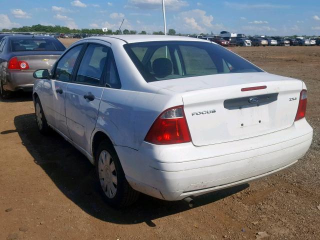 1FAFP34N45W304245 - 2005 FORD FOCUS ZX4 WHITE photo 3