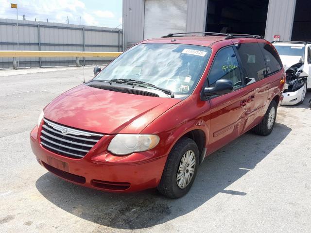 1A4GP44R56B751712 - 2006 CHRYSLER TOWN & COU RED photo 2