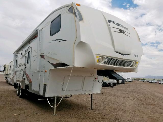 4YDF302379F810080 - 2009 KEYSTONE FUZION WHITE photo 1