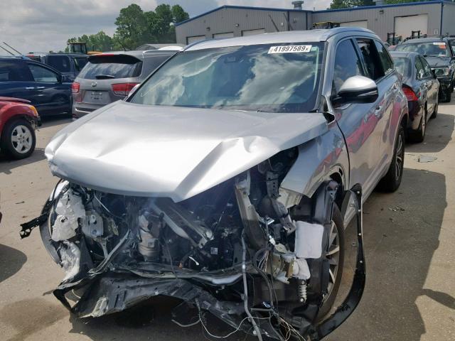 5TDKZRFH6JS530827 - 2018 TOYOTA HIGHLANDER SILVER photo 2