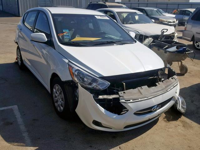 KMHCT5AE7GU256727 - 2016 HYUNDAI ACCENT SE WHITE photo 1