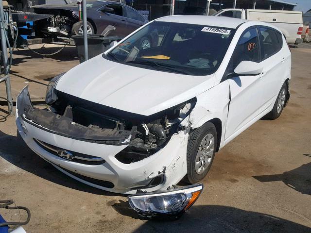 KMHCT5AE7GU256727 - 2016 HYUNDAI ACCENT SE WHITE photo 2