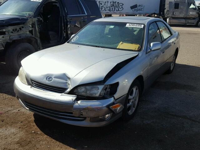 JT8BF28G915106034 - 2001 LEXUS ES 300 SILVER photo 2