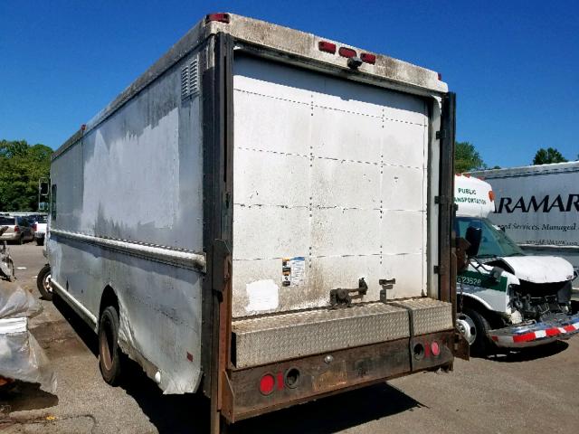 4UZAARBW32CJ70387 - 2002 FREIGHTLINER CHASSIS M WHITE photo 4