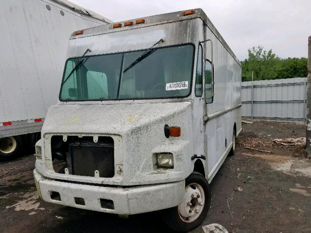 4UZAAPBW91CH89243 - 2001 FREIGHTLINER CHASSIS M WHITE photo 2