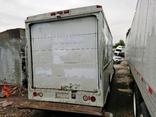 4UZAAPBW91CH89243 - 2001 FREIGHTLINER CHASSIS M WHITE photo 4