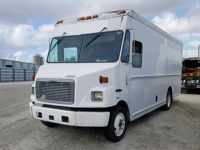 4UZAAPBW42CK57090 - 2002 FREIGHTLINER CHASSIS M WHITE photo 2