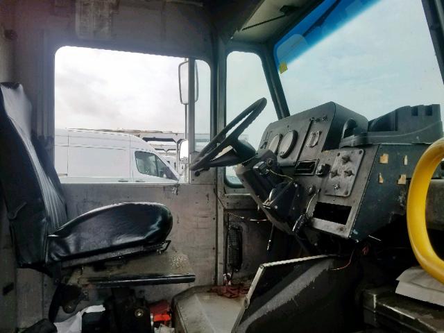 4UZAAPCP75CU75892 - 2005 FREIGHTLINER CHASSIS M WHITE photo 9