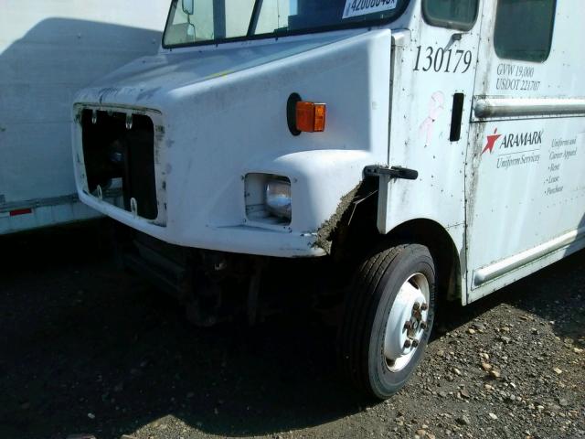 4UZAAPBW73CL10060 - 2003 FREIGHTLINER CHASSIS M WHITE photo 9