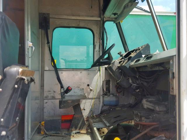 4UZAAPCP45CU75901 - 2005 FREIGHTLINER CHASSIS M WHITE photo 5