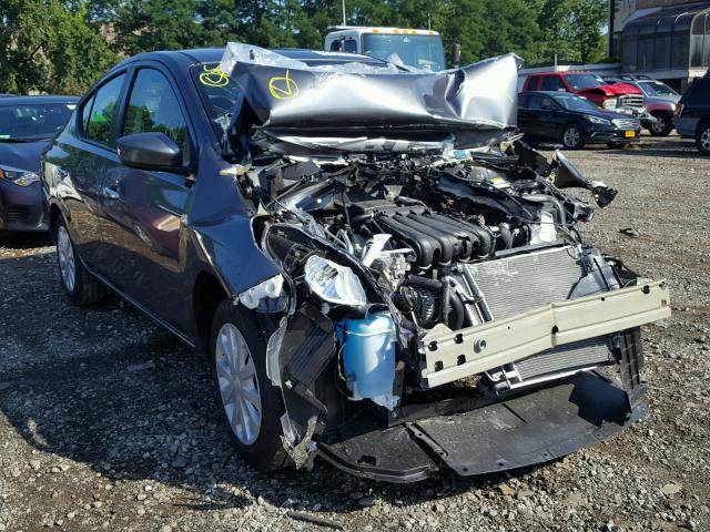 3N1CN7AP9JL879668 - 2018 NISSAN VERSA S GRAY photo 1