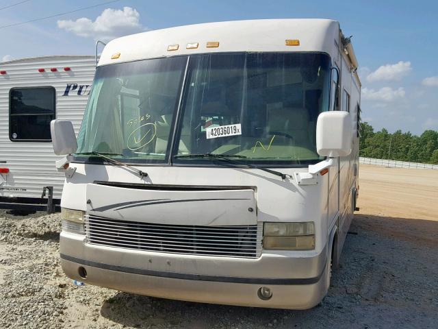 5B4KP37J0Y3318124 - 2000 WORKHORSE CUSTOM CHASSIS MOTORHOME WHITE photo 2