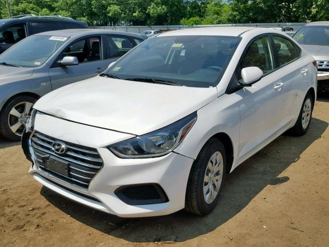 3KPC24A35KE079411 - 2019 HYUNDAI ACCENT SE WHITE photo 2