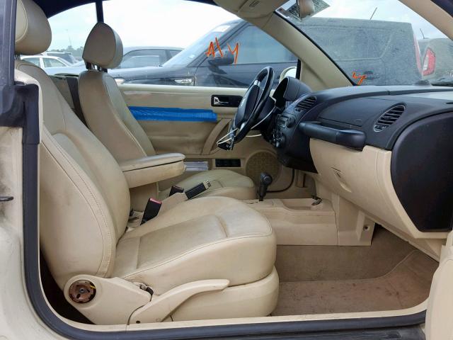 3VWRG31Y08M415060 - 2008 VOLKSWAGEN NEW BEETLE Creme Foto 5